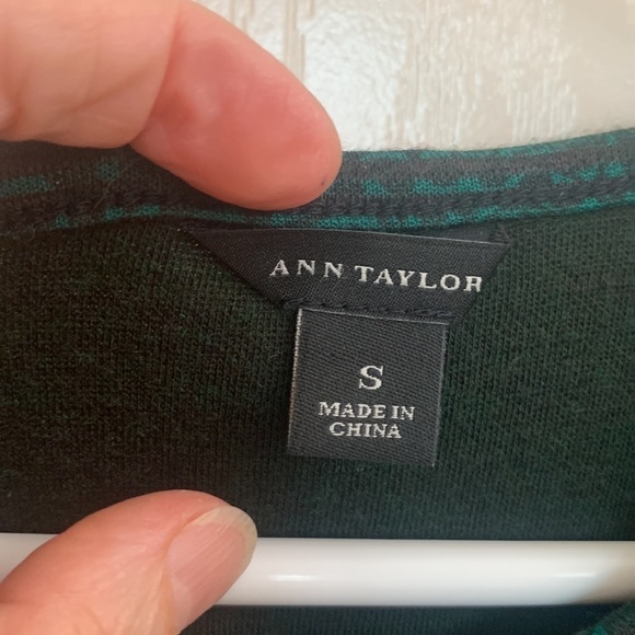 Ann Taylor Paisley Jacquard Short Sleeved Green and Black Top - Size S - Picture 8 of 12